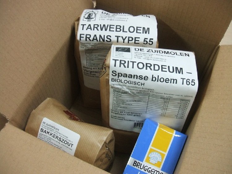 Bakpakket stokbrood met Franse en Spaanse bloem.